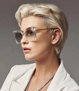 Details einer Oversize-Cat-Eye-Sonnenbrille mit transparentem Rahmen und Goldbügeln