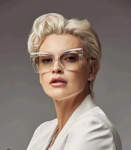 Detailansicht einer stylischen Cat-Eye-Brille mit transparentem Rahmen am Frauenmodel