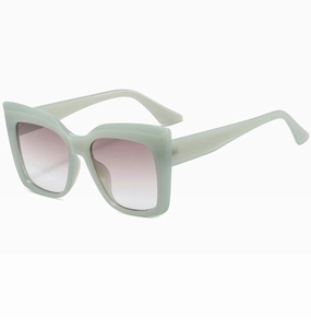Detail einer quadratischen Oversize-Sonnenbrille in Minzgrün mit braunem Verlaufsglas