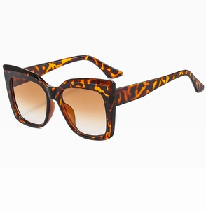 Details von Oversize-Cateye-Sonnenbrille mit Schildpatt-Rahmen und braunem Verlaufsglas