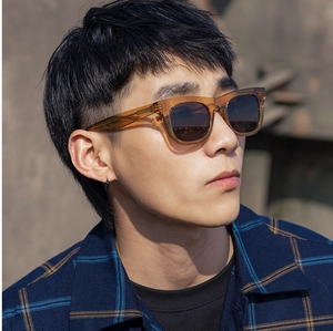 Vue lifestyle d'un mannequin portant des lunettes de soleil carrées ambrées avec verres foncés