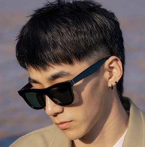Gros plan sur des lunettes de soleil tendance à monture carrée noire et verres gris