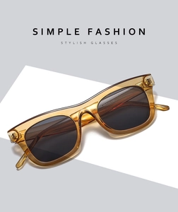Détail des lunettes de soleil carrées ambre montrant le modèle Z3554 et la taille