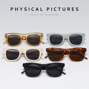 Mise à plat de lunettes de soleil carrées en cinq couleurs montrant les détails du cadre