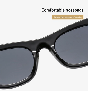 Gros plan sur les plaquettes de nez intégrées confortables des lunettes noires carrées