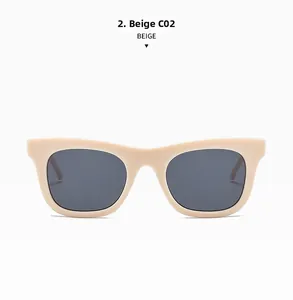 Détail de lunettes de soleil œil-de-chat beige avec verres gris foncé, code C02