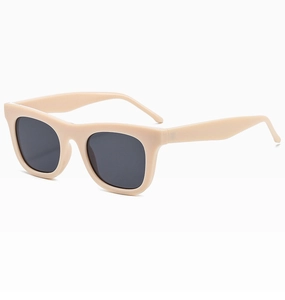 Gros plan détaillé des lunettes de soleil carrées rétro beige crème à verres foncés