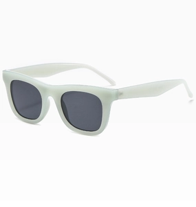 Détail de la monture carrée vert menthe mate et des verres noirs des lunettes