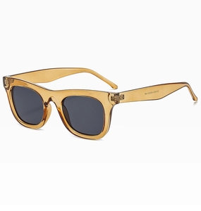 Détail de lunettes de soleil carrées en résine ambre avec verres polarisés