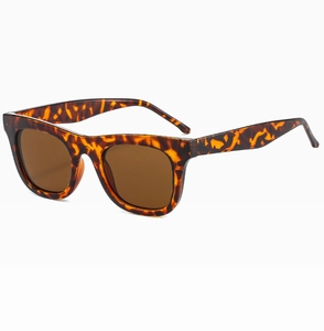 Vue latérale de lunettes de soleil carrées en écaille de tortue avec verres bruns