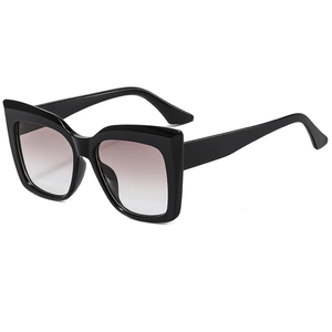 Oversize Katzenaugen-Sonnenbrille mit schwarzem Rahmen und grauen Verlaufsgläsern in 45-Grad-Ansicht