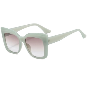 Übergroße Cat-Eye-Sonnenbrille mit minzgrünem Rahmen und Verlaufsgläsern in Rosa