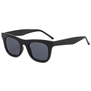 Lunettes de soleil carrées noires classiques avec verres gris foncé en vue latérale