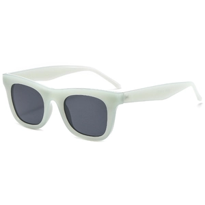 Lunettes de soleil carrées à la mode avec monture givrée vert menthe et verres foncés