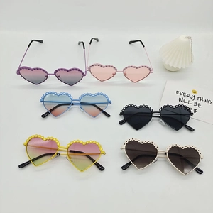Lot de lunettes de soleil pour enfants en forme de cœur avec bords festonnés colorés