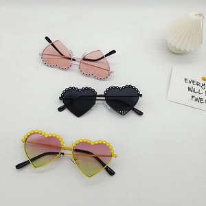 Lunettes De Soleil Coeur Enfants Filles Mignon Bord Festonné Protection UV400 Mode Plastique Verres Dégradés Extérieur