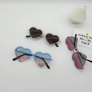 Lunettes de soleil coeur enfant chic en crème, bleu, violet avec détails de pétales