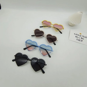 Quatre paires de lunettes de soleil cœur pour enfants avec cadres à pois ondulés