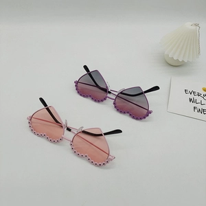 Détail de lunettes de soleil en forme de cœur rose et violet avec pois mignons