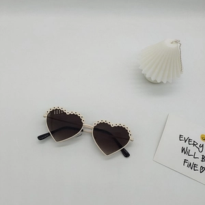 Détails des lunettes de soleil en forme de cœur crème avec bords dentelle et verres dégradés