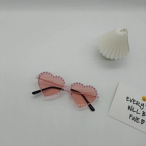 Lunettes de soleil coeur roses pour enfants avec bords festonnés et points noirs