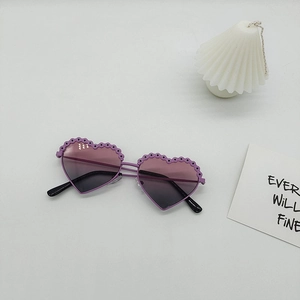 Détail de lunettes de soleil en cœur avec dentelle violette et verres dégradés
