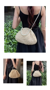Détails du sac tissé en paille crème avec poignée en perles blanches et bandoulière