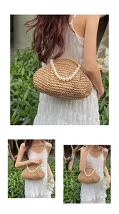 Détail d'un sac à main en paille tressée avec poignée en perles et fine chaîne perlée