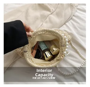 Détails de l'intérieur du sac en paille tressée spacieux avec anse en perles élégantes