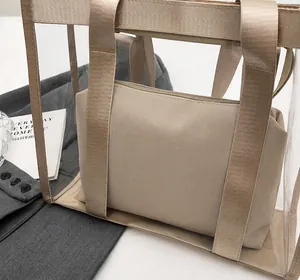 Dettaglio borsa tote in PVC trasparente con manici in nylon e pochette interna