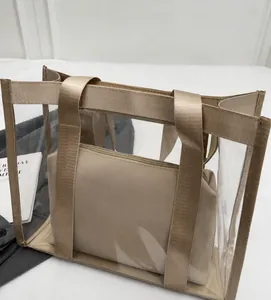 Dettaglio della borsa tote in PVC trasparente con custodia interna in tessuto beige e manici rinforzati