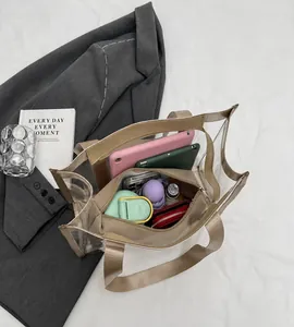 Dettaglio interno di una borsa tote in PVC trasparente con ampia capacità