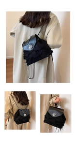 Nahaufnahme des schwarzen Patchwork-Rucksacks mit silberner Blumenschnalle und Kette