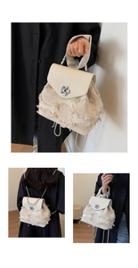 Detail eines cremefarbenen Mini-Rucksacks mit Fransen und Metallic-Blumenschnalle