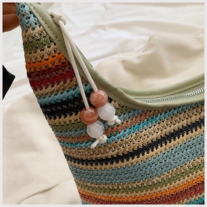 Detail der bunten Regenbogen-Stofftasche mit Marmor-Harzperlen und Reißverschluss