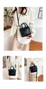 Détails du sac à main carré noir matelassé avec finitions dorées et bandoulière