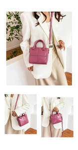Vue en trois parties du sac carré matelassé violet avec ferrures dorées