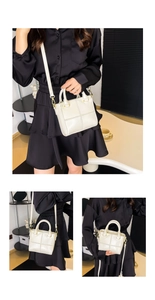 Détails du sac bandoulière matelassé blanc crème avec boucles métalliques dorées