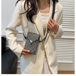 Dettaglio della mini borsa porta cellulare con strass argentati e chiusura a scatto in metallo