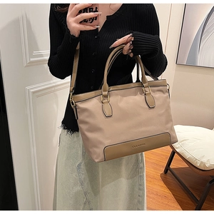 Vue portée du sac cabas en nylon avec bordure marron et bandoulière réglable