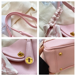 Détails du sac à main en cuir rose avec fermoir doré et ruban de soie sur la poignée
