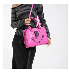 Détail du sac cabas rose fuchsia en cuir verni avec tête de mort et rivets en métal