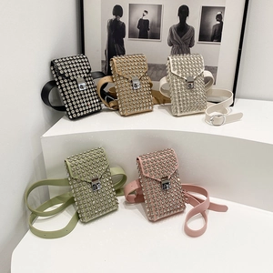 Mini borse per cellulare con strass in cinque colori su espositore bianco