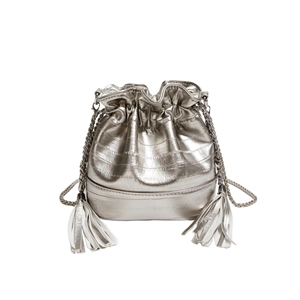 Sac seau argenté métallisé avec cordon de serrage, pompons longs et bandoulière chaîne