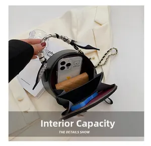 Vue intérieure du sac bandoulière noir matelassé avec espace pour téléphone et portefeuille