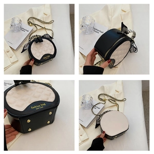 Détails du sac cylindrique matelassé avec chaîne dorée et poignée ornée d'un foulard