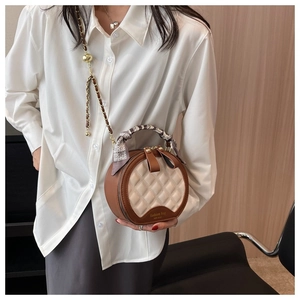 Détail du sac rond matelassé avec poignée en foulard de soie et bandoulière