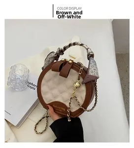 Détail du sac bandoulière matelassé avec poignée en foulard de soie et chaîne