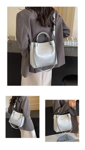 Détails d'un sac cabas argenté effet craquelé avec poignées métal et bandoulière