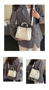 Vues détaillées du sac cabas en cuir crème avec boucles métalliques et large bandoulière